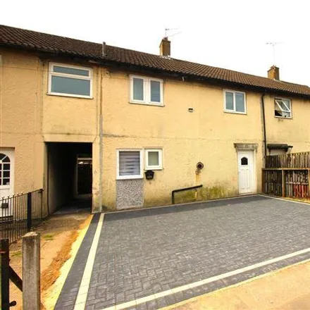 Rent this 4 bed townhouse on Cantilupe Crescent in Aughton, S26 2AT