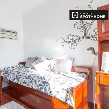 Rent this 4 bed room on Rua dos Malmequeres in 2675-233 Póvoa de Santo Adrião, Portugal