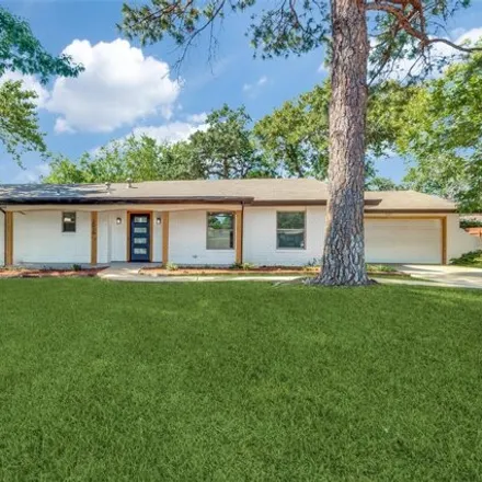 Buy this 3 bed house on 2044 Ravinia Drive in Arlington, TX 76012