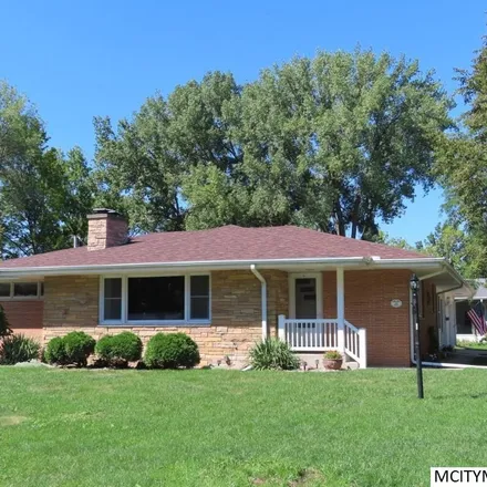 Buy this 3 bed house on 26 Country Circle in Mason City, IA 50401