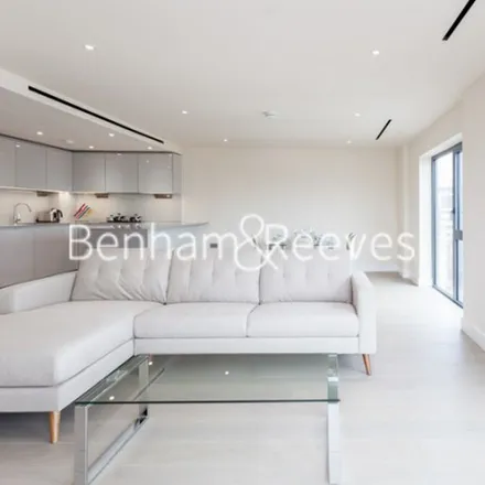 Rent this 3 bed apartment on Beaufort Drive in London, NW11 6BS