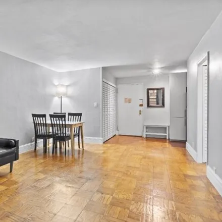 Image 3 - 305 E 40th St Apt 5f, New York, 10016 - Apartment for sale