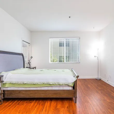 Rent this 3 bed apartment on 5162 Maplewood Avenue in Los Angeles, CA 90004