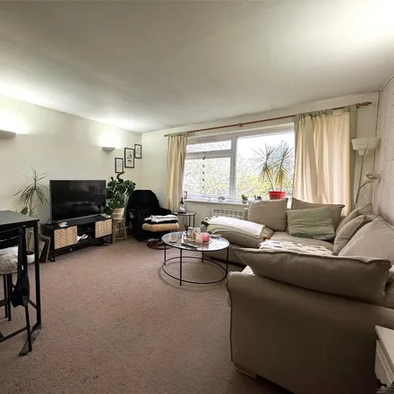 Image 2 - Oakfield Drive, Reigate, RH2 9NY, United Kingdom - Apartment for rent