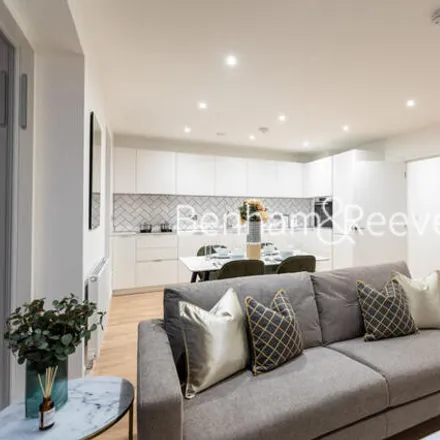 Rent this 2 bed room on Sibley House in 6 Greenleaf Walk, London