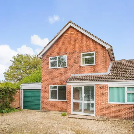 Rent this 4 bed house on Lyneham Road in Bicester, OX26 4FN