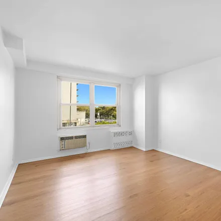 Image 7 - 2650 Ocean Parkway, New York, NY 11235, USA - Condo for sale