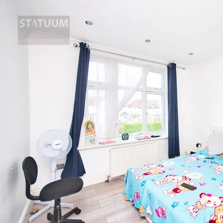 Image 2 - Milton Crescent, Eastern Avenue, London, IG2 6PG, United Kingdom - Apartment for rent