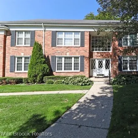 Buy this 2 bed condo on 1050 Trailwood Path in Bloomfield Township, MI 48301