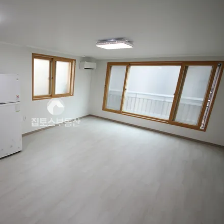 Rent this studio apartment on 서울특별시 서초구 잠원동 23-21