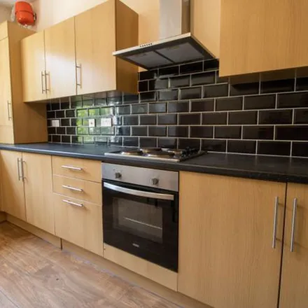 Rent this 6 bed townhouse on 30 Chestnut Avenue in Leeds, LS6 1BA