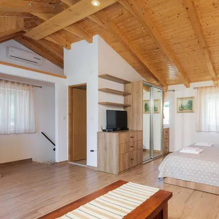 Rent this 5 bed house on 21404 Ložišća