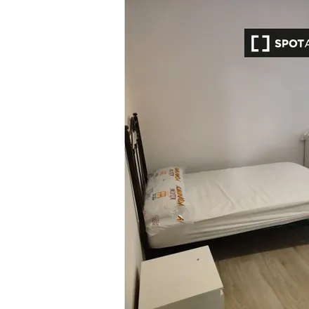 Rent this 5 bed room on Antiguo taller de carpinteria in Calle Tenderina, 33010 Oviedo