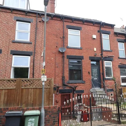 Rent this 2 bed townhouse on Pasture Mount in Leeds, LS12 3NX