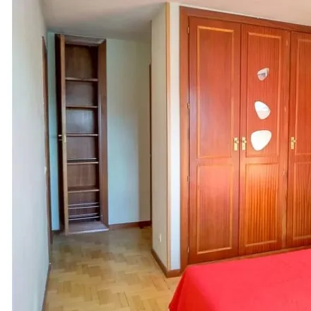 Rent this 4 bed room on Piscina de Peñuelas in Calle de Arganda, 28005 Madrid