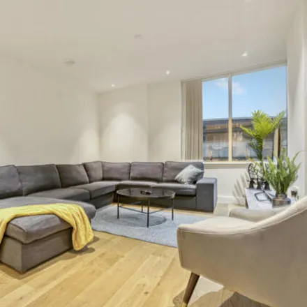 Image 3 - The Cascades, Sopwith Way, London, SW11 8NS, United Kingdom - Apartment for sale