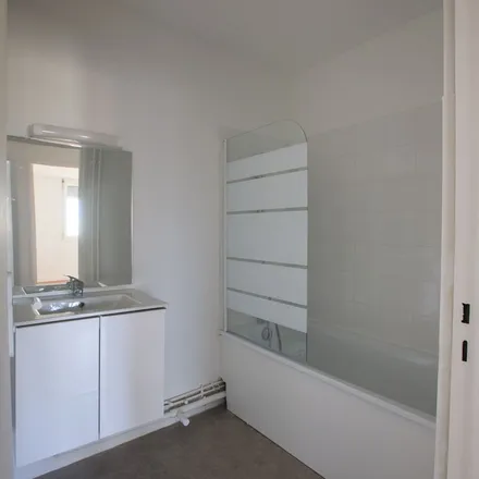 Rent this 5 bed apartment on 188-208 Rue de Courbevoie in 92000 Nanterre, France