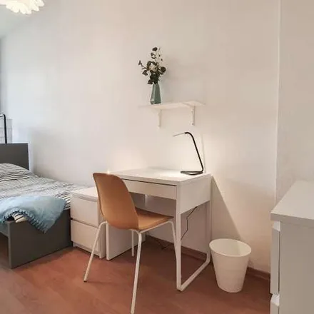Rent this 4 bed apartment on EKT - Dreiecke und Kreise e.V. in Kurstraße, 13585 Berlin