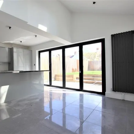 Image 3 - 15 Foxley Gardens, London, CR8 2DQ, United Kingdom - House for rent
