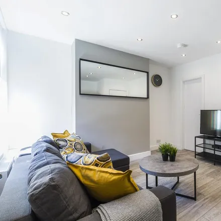 Rent this 6 bed house on 39-91 Headingley Mount in Leeds, LS6 3EW