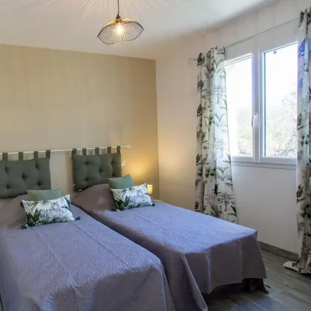 Rent this 2 bed townhouse on 24250 Saint-Martial-de-Nabirat
