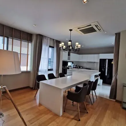 Rent this 4 bed apartment on unnamed road in Huai Khwang District, Bangkok 10310