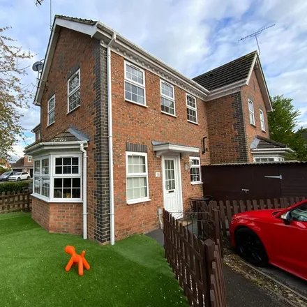 Rent this 2 bed townhouse on Avocet Way in Buckinghamshire, HP19 0ZB