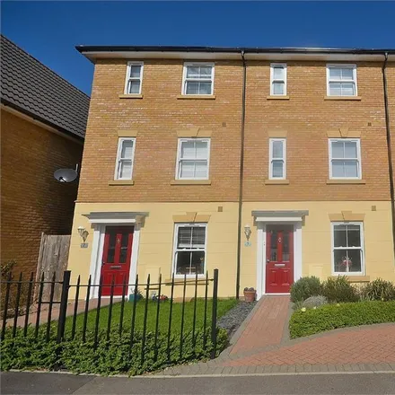 Rent this 3 bed townhouse on Almond Road in Great Dunmow, CM6 1XU