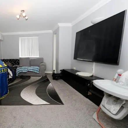 Image 3 - Prince Avenue, Southend-on-Sea, SS0 0NB, United Kingdom - Apartment for sale
