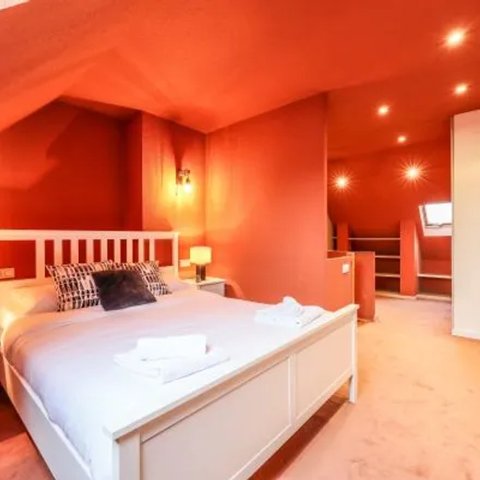 Rent this 5 bed apartment on Farmacia Argibay in Calle del Capitán Blanco Argibay, 182