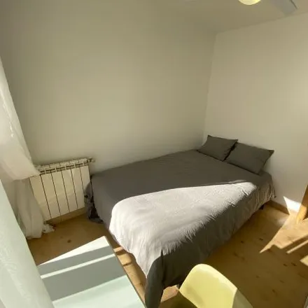 Rent this 2 bed room on Calle de Escoriaza in 13, 28041 Madrid