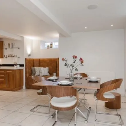 Image 5 - Cambisgate, London, SW19 5AL, United Kingdom - Townhouse for rent