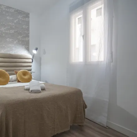 Rent this 2 bed apartment on Joyas del mundo in Calle del Duque de Alba, 28012 Madrid