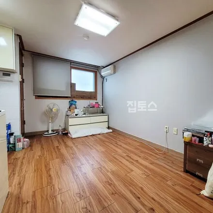 Rent this studio apartment on 서울특별시 송파구 잠실동 321-6