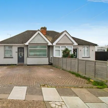 Buy this 3 bed duplex on South Crescent in Southend-on-Sea, SS2 6TB