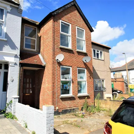 Rent this 1 bed apartment on Lonsdale Road in Southend-on-Sea, SS2 4LY