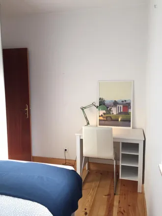 Rent this 5 bed room on Rua dos Cravos de Abril in 1400-081 Lisbon, Portugal