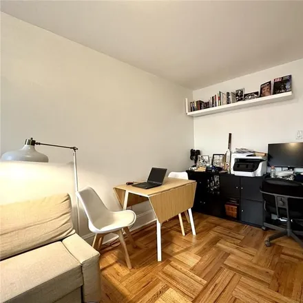 Image 5 - 30-49 Crescent Street, New York, NY 11102, USA - House for rent