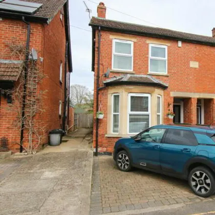 Rent this 3 bed duplex on Howard Road in Wokingham, RG40 2BX