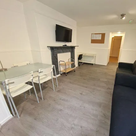 Image 2 - Regent Park Terrace, Leeds, LS6 2AX, United Kingdom - House for rent