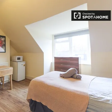 Rent this studio apartment on 1 Howard Road in London, NW2 6DS