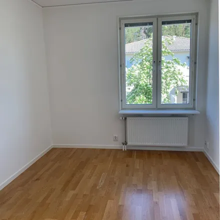 Rent this 4 bed apartment on Östra Madenvägen in 174 52 Sundbybergs kommun, Sweden