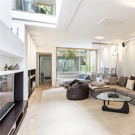 Rent this 6 bed townhouse on Atalanta Street in London, SW6 6UB