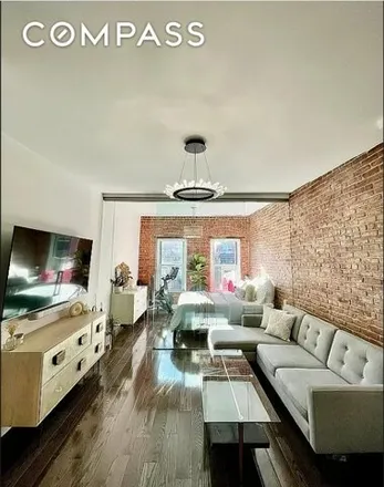 Rent this studio townhouse on 343 E 51st St Apt 5B in New York, 10022