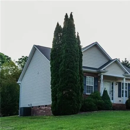 Image 4 - 2044 Springs Road, Mount Airy, NC 27030, USA - House for sale