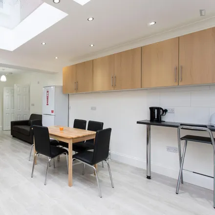 Image 7 - The Bye, London, W3 7PQ, United Kingdom - Room for rent