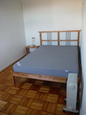 Rent this 4 bed room on Garagem Santo António in Rua da Maternidade, 4050-369 Porto