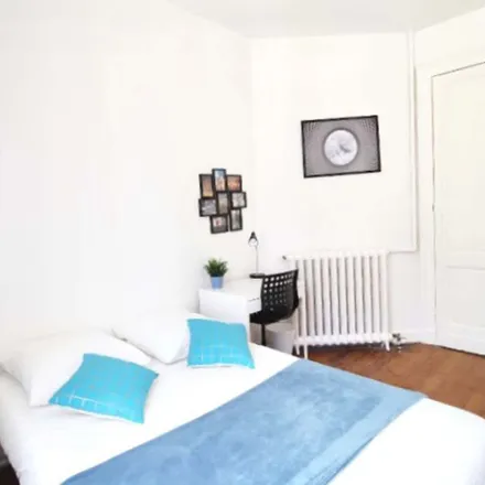 Rent this 7 bed room on 17 Rue Vital Carles in 33000 Bordeaux, France