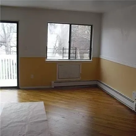 Image 4 - 45-12 220th Place, New York, NY 11361, USA - House for rent