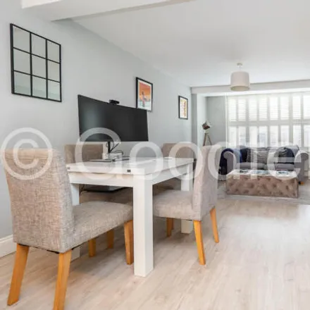 Image 3 - Earlsfield Road, London, SW18 4EL, United Kingdom - Room for rent